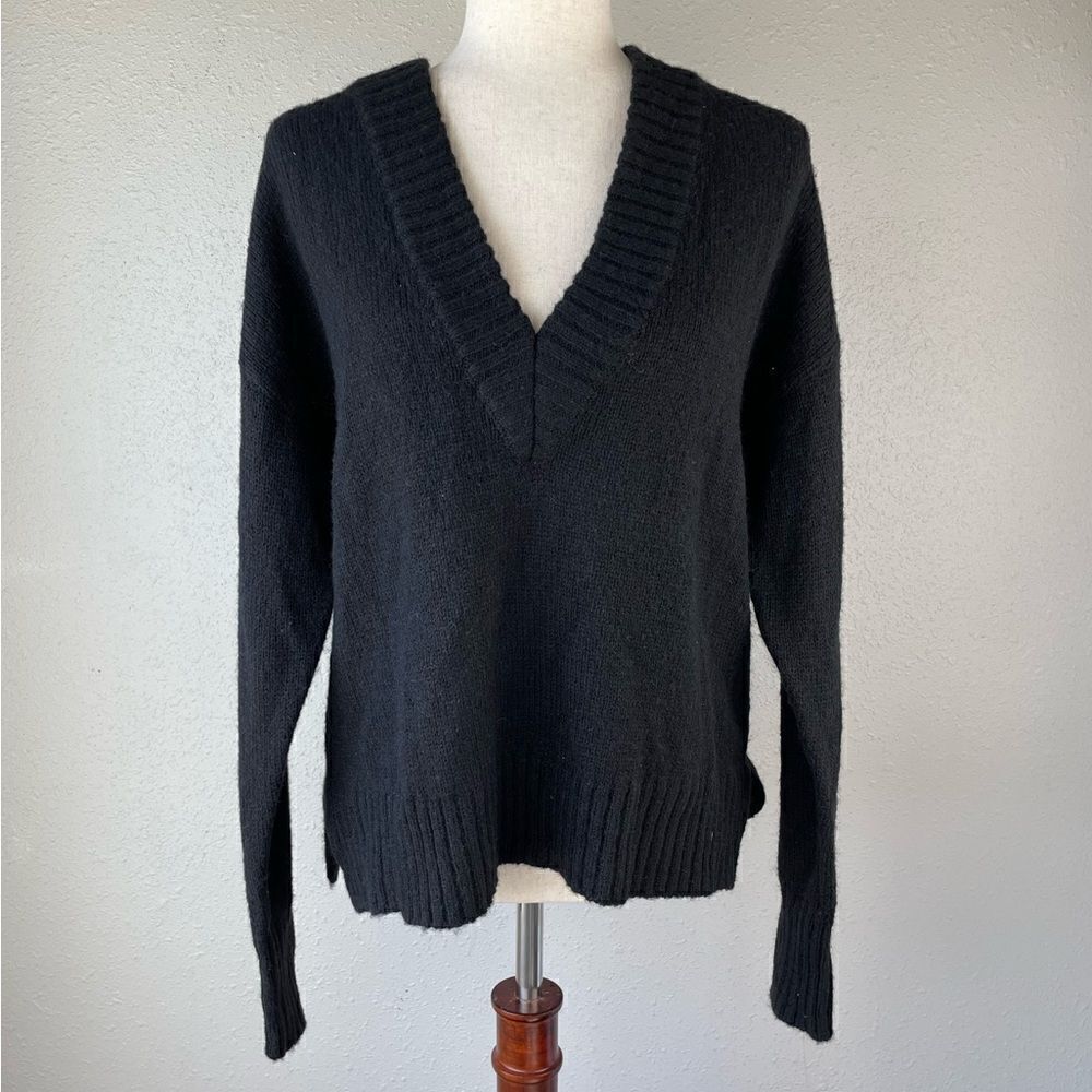 NWT Bar III V-Neck Sweater Size L